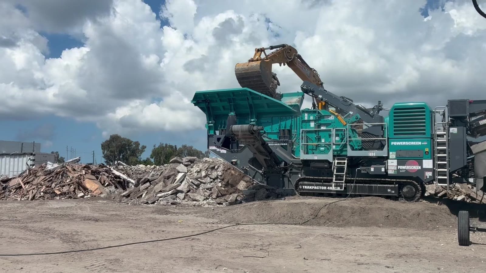 Trituradora ATLAS Powerscreen Trakpactor 480SR alimentada con concreto reciclado